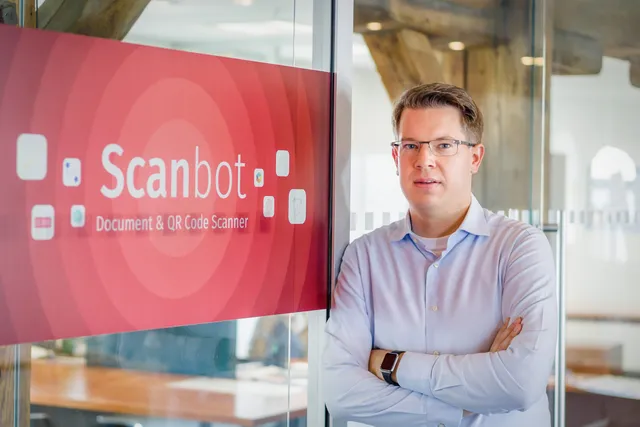 frank thelen e42 office with scanbot